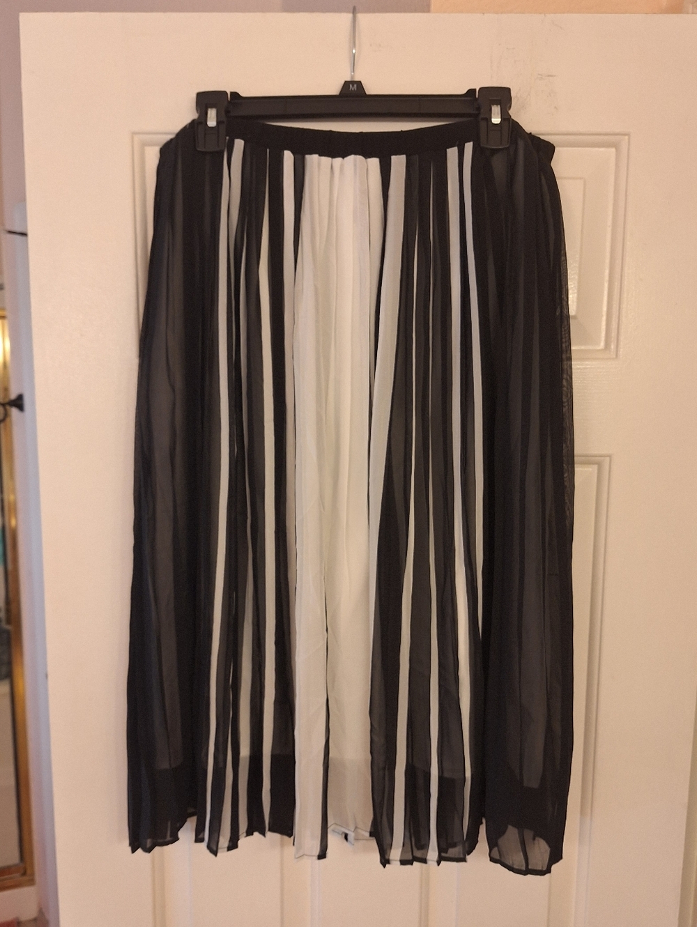 Eva Mendes Pleated Skirt - Picture 3 of 8